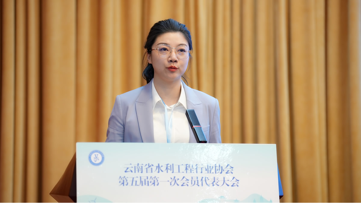 平璐作第四届理事会财务报告、换届筹备工作报告